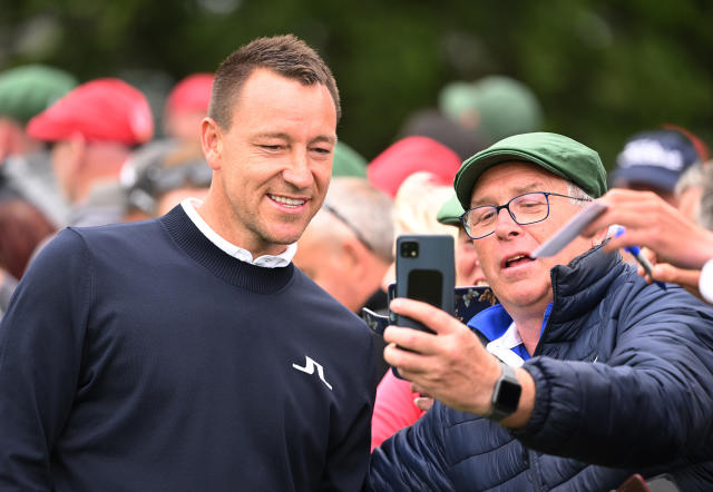 Huyền thoại Chelsea g&acirc;y tranh c&atilde;i khi thu ph&iacute; chữ k&yacute; với NHM - Ảnh 1