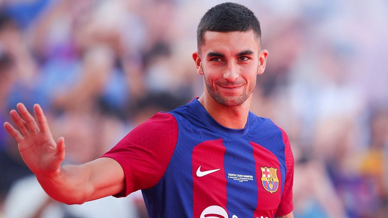 40 củ trao tay, đại gia Anh quyết đ&oacute;n ng&ocirc;i sao rực s&aacute;ng của Barca - Ảnh 1