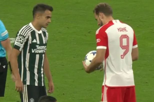 Fan M.U phấn khích với 2 hành động