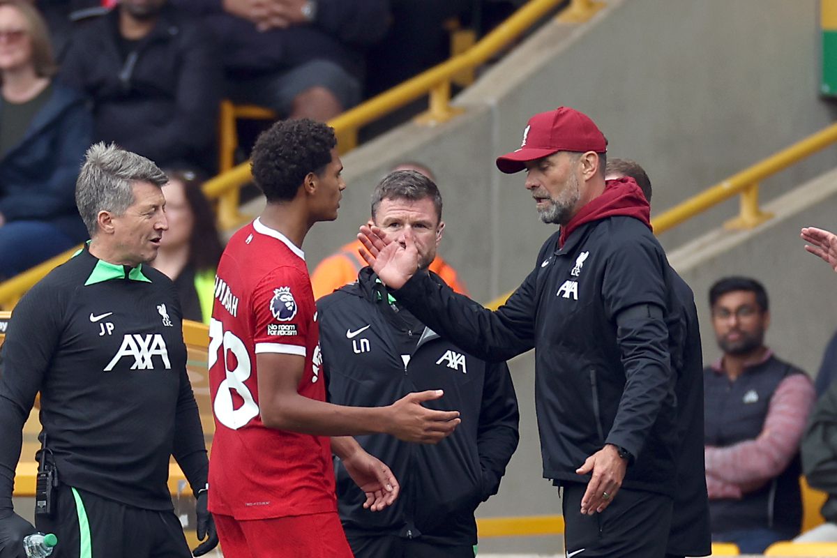 Klopp đ&iacute;ch th&acirc;n ra tay, ngăn cản 