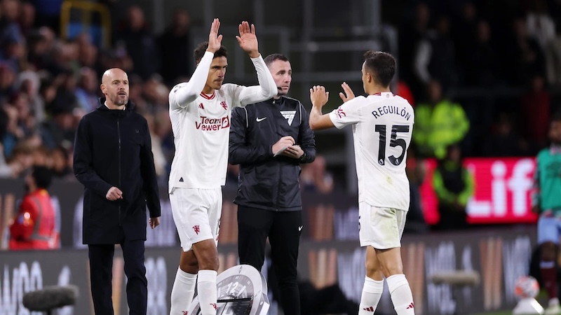 Th&ecirc;m một sao Man United d&iacute;nh chấn thương ở trận đấu với Burnley - Ảnh 2