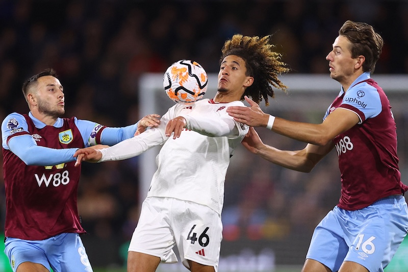 Thăng tiến ch&oacute;ng mặt, M.U thưởng lớn 