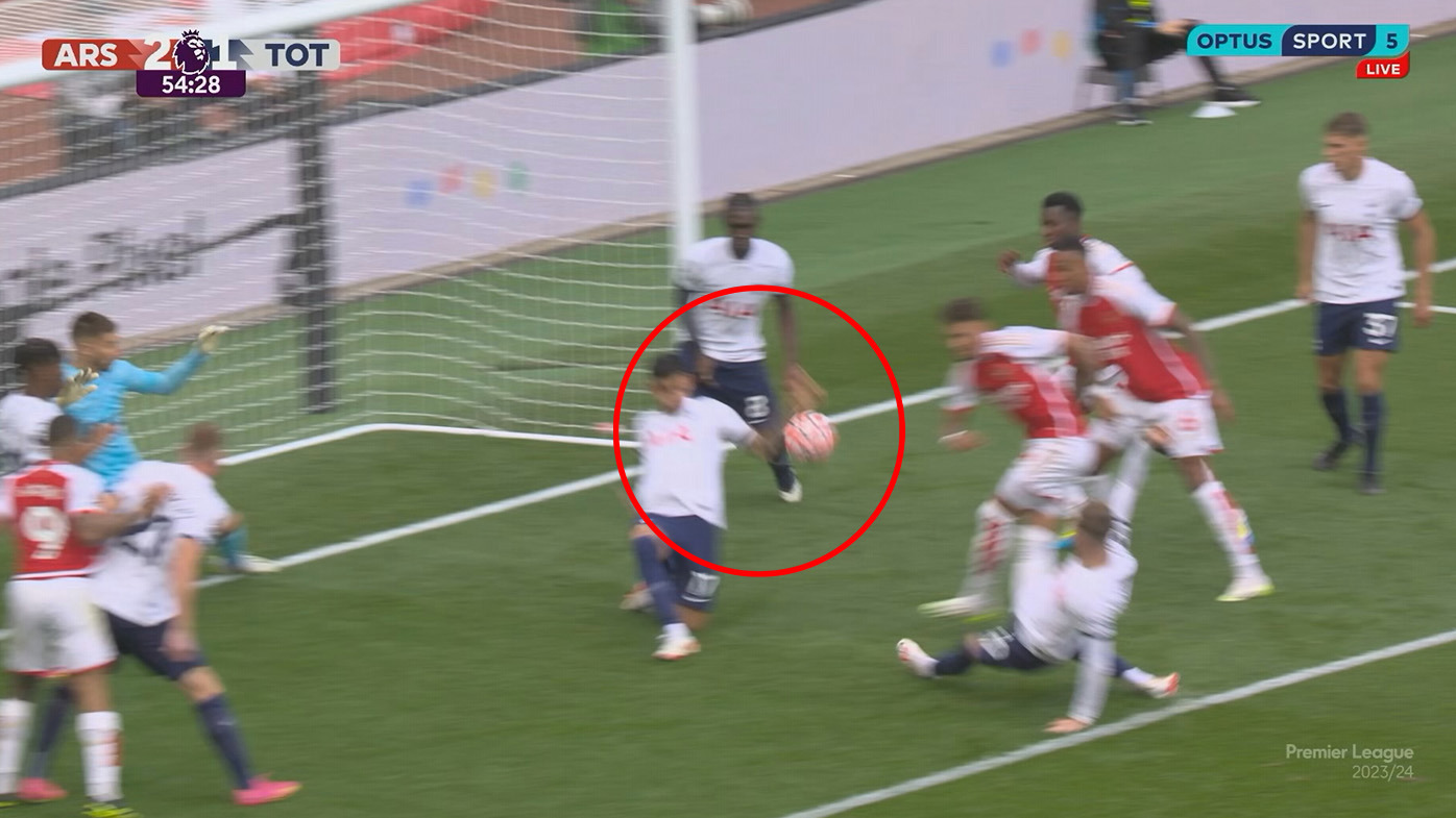 Lỡ miệng tr&ecirc;n TV, trọng t&agrave;i l&agrave;m lộ vụ M.U bị &eacute;p 