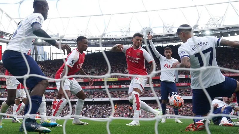 Lỡ miệng tr&ecirc;n TV, trọng t&agrave;i l&agrave;m lộ vụ M.U bị &eacute;p 