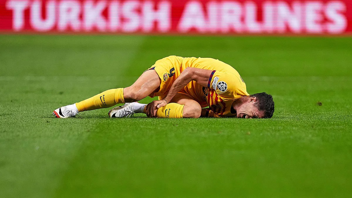 Ngã vật xuống vì đau, sao Barca khiến CĐV đứng ngồi không yên - Ảnh 1