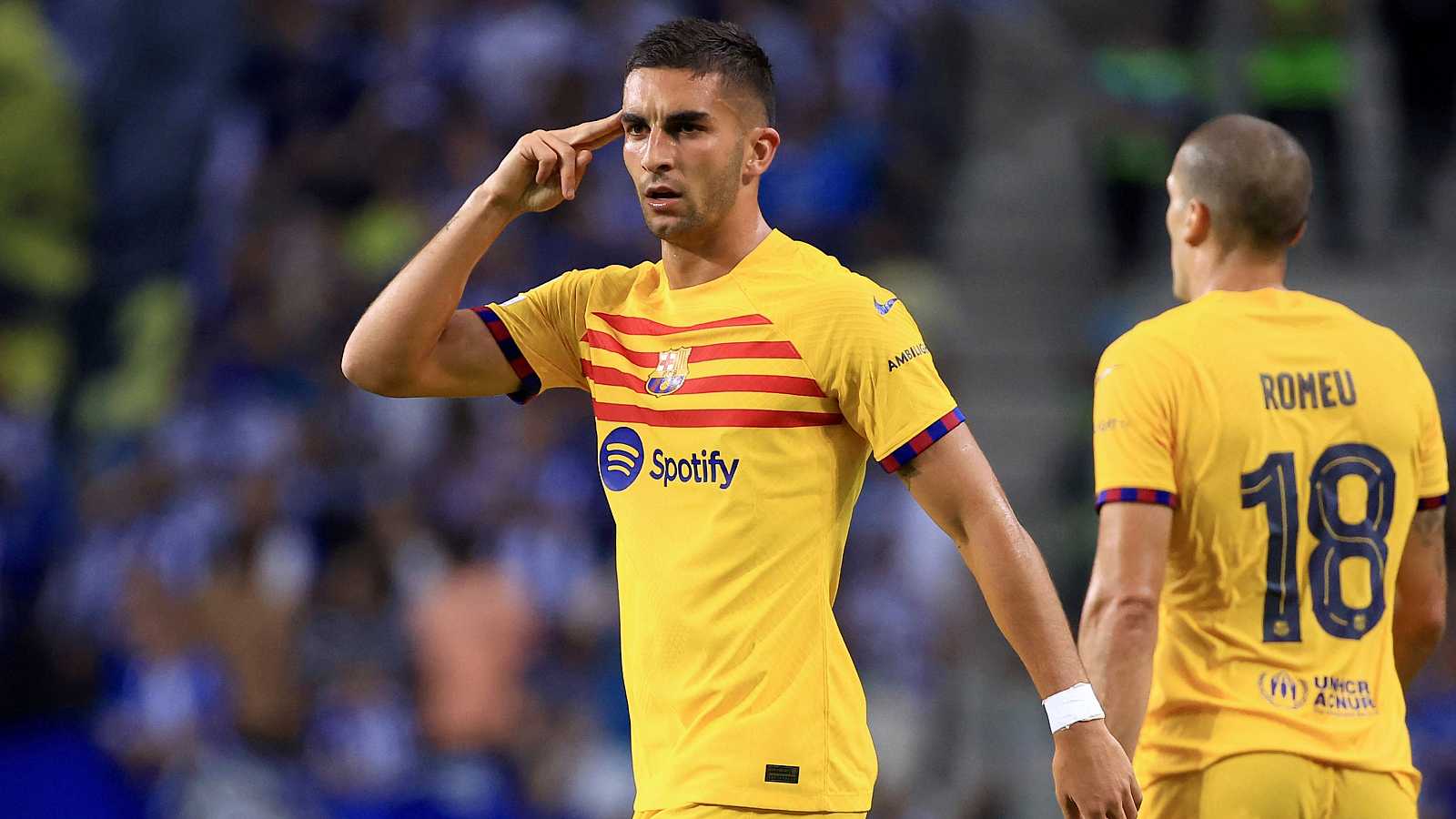 Ngã vật xuống vì đau, sao Barca khiến CĐV đứng ngồi không yên - Ảnh 2