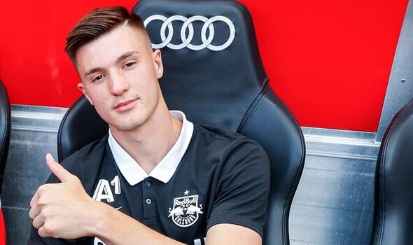 Rashford ho&aacute; người 