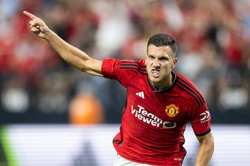 Mất ki&ecirc;n nhẫn với Dalot, Ten Hag v&aacute; c&aacute;nh phải bằng 