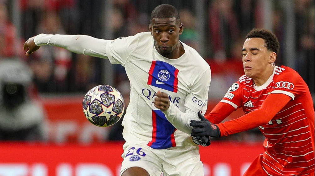 Mất ki&ecirc;n nhẫn với Dalot, Ten Hag v&aacute; c&aacute;nh phải bằng 