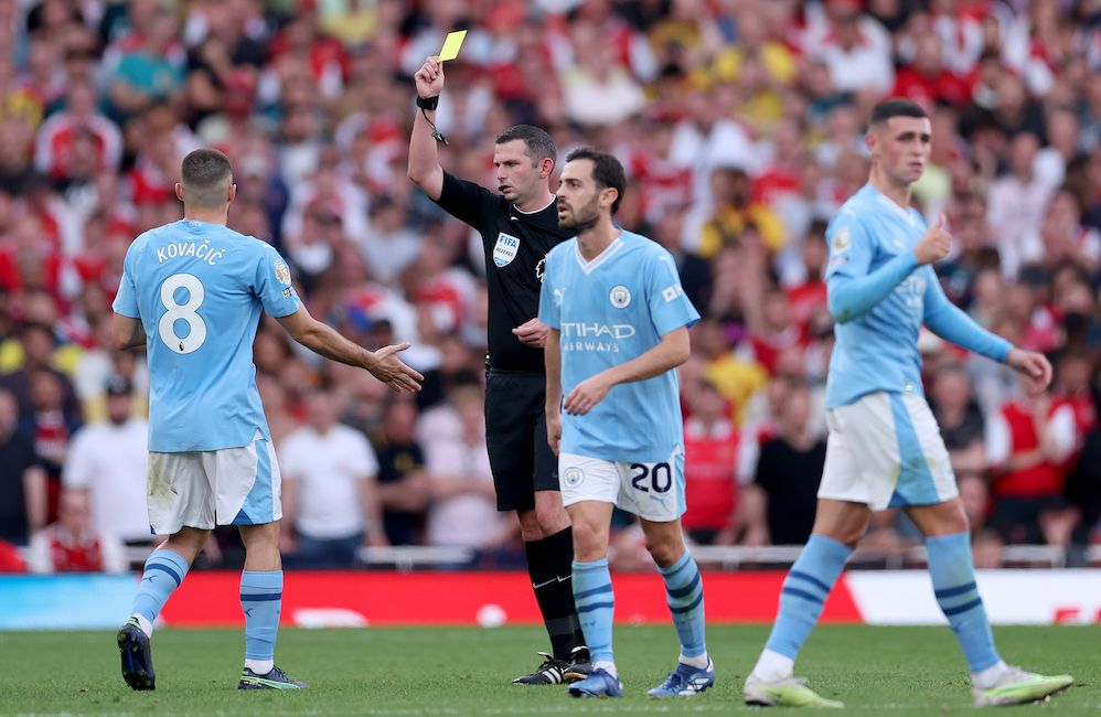 Trọng t&agrave;i thừa nhận Man City hưởng lợi từ VAR trước Arsenal - Ảnh 1