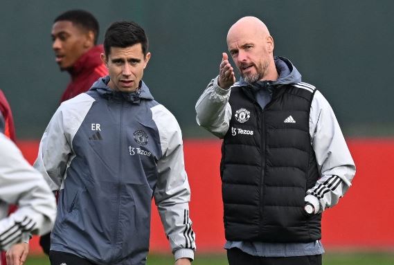 Cho&aacute;ng với h&igrave;nh phạt HLV Ten Hag d&agrave;nh cho học tr&ograve; sau thảm bại ở derby - Ảnh 1