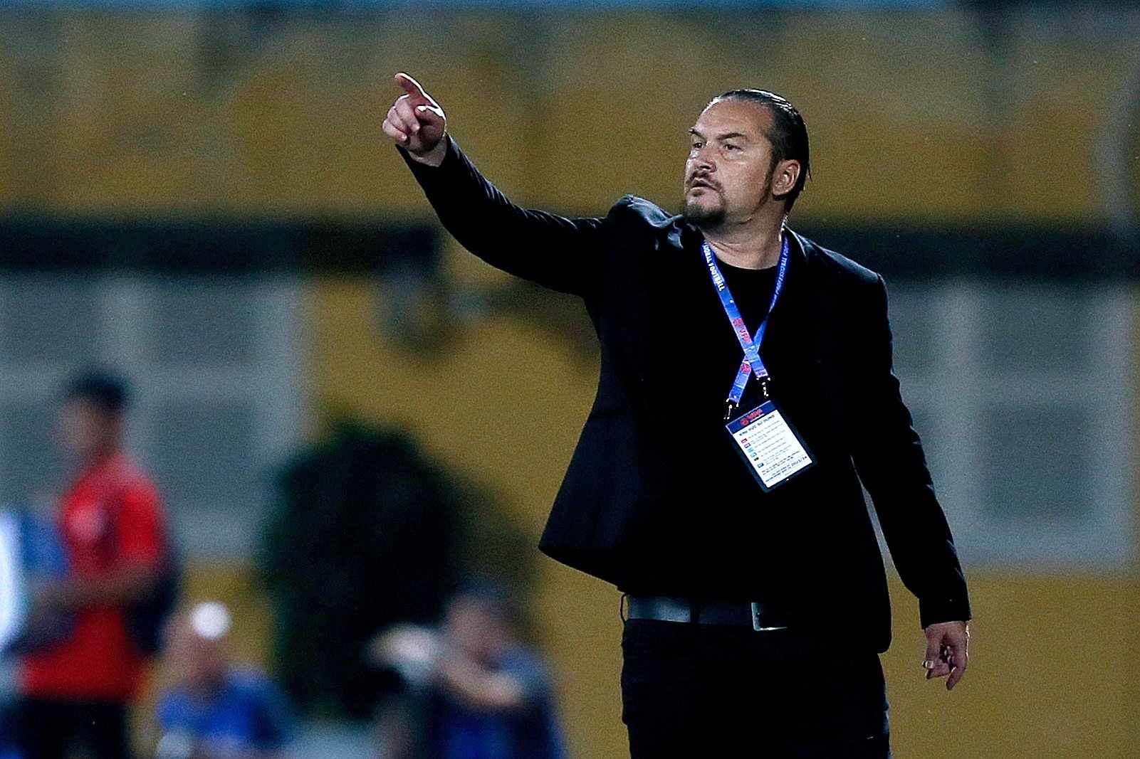 HLV 'gấu' nhất V.League bị cảnh b&aacute;o - Ảnh 1