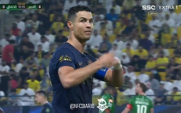 Ronaldo nổi giận, đ&ograve;i thay trọng t&agrave;i v&igrave; bị xử &eacute;p - Ảnh 1