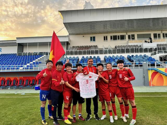 HLV Mai Đức Chung x&uacute;c động sau trận chia tay tuyển nữ Việt Nam - Ảnh 1