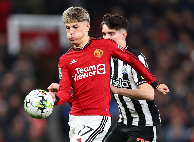 Tin được kh&ocirc;ng? Cầu thủ MU phải mặc &aacute;o replica để thi đấu - Ảnh 2