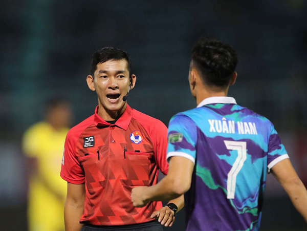 Th&ecirc;m một HLV ch&ecirc; trọng t&agrave;i sau v&ograve;ng 3 V.League - Ảnh 1