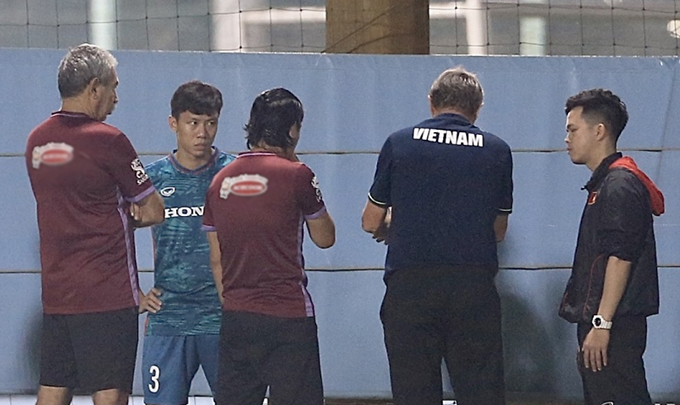 Quế Ngọc Hải nguy cơ phải l&agrave;m kh&aacute;n giả trận Philippines - Ảnh 1