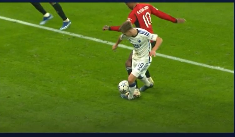 Rashford nhận thẻ đỏ, UEFA giải th&iacute;ch g&acirc;y phẫn nộ - Ảnh 1