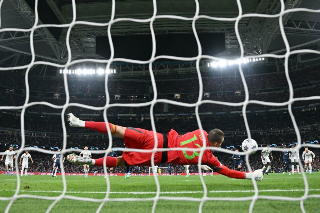 Thủ m&ocirc;n dự bị h&oacute;a người h&ugrave;ng, Real thẳng tiến v&agrave;o v&ograve;ng 16 đội Champions League - Ảnh 1