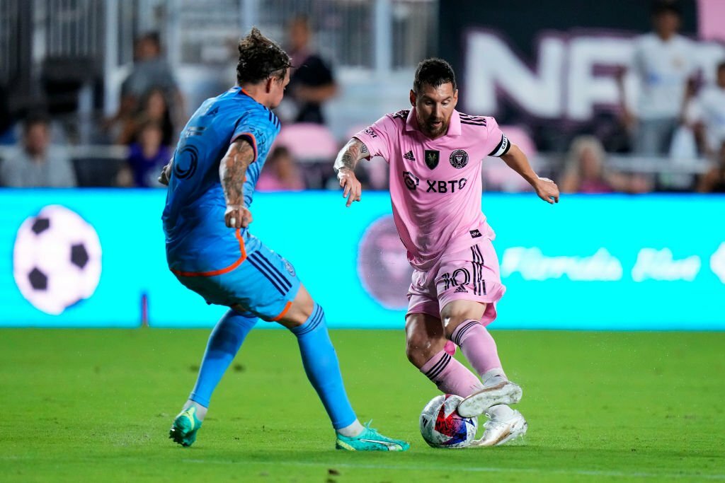 Mừng Messi khoe Quả b&oacute;ng v&agrave;ng, Inter Miami thua 1-2 - Ảnh 1