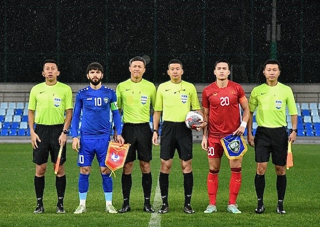 Nghịch l&yacute; tấm băng đội trưởng ở tuyển Việt Nam  - Ảnh 1