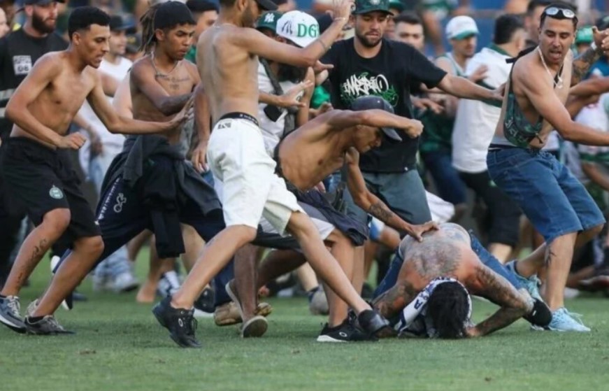 H&agrave;ng trăm CĐV hỗn chiến, đuổi đ&aacute;nh cầu thủ ở Brazil - Ảnh 2