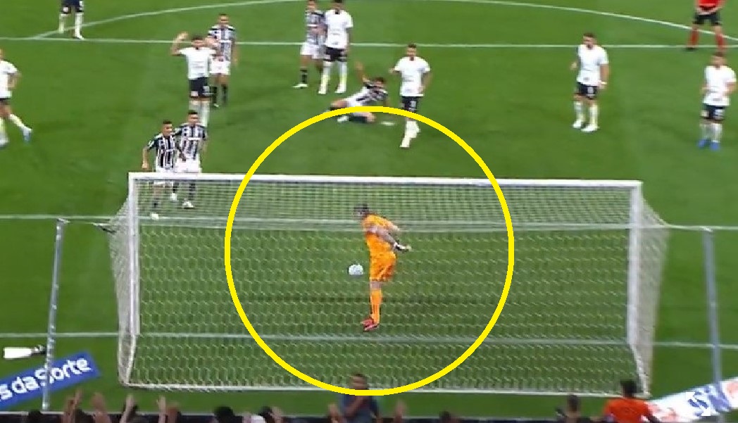 HLV thót tim vì thủ môn né bóng, để đối thủ sút tung lưới - Ảnh 1