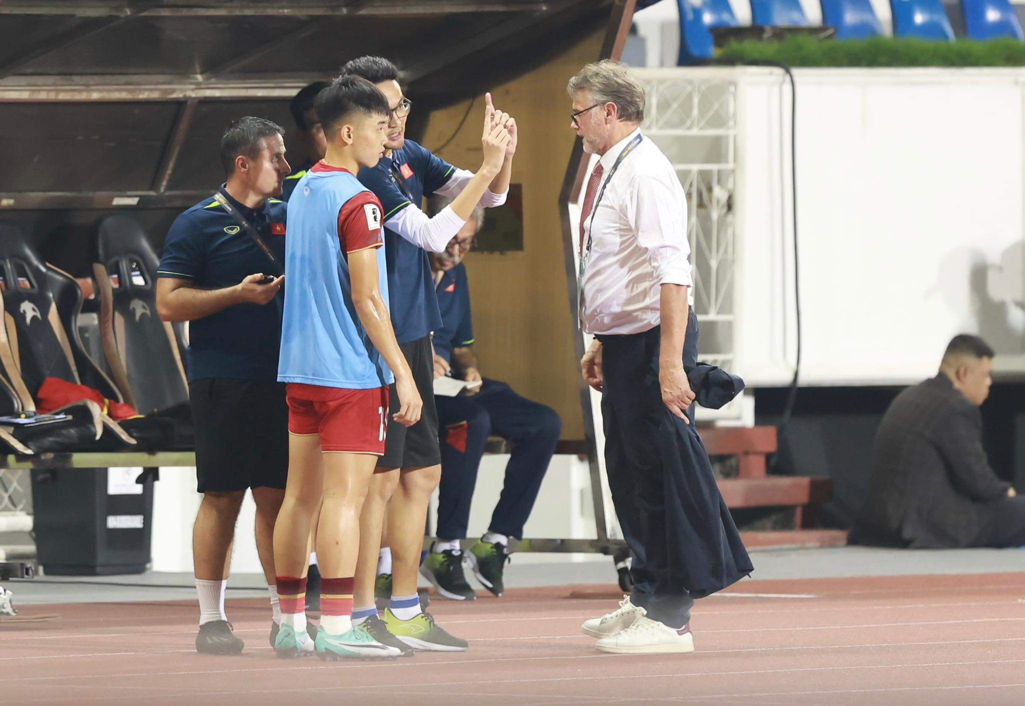 Nguyễn Đ&igrave;nh Bắc - người h&ugrave;ng 19 tuổi của tuyển Việt Nam l&agrave; ai? - Ảnh 2