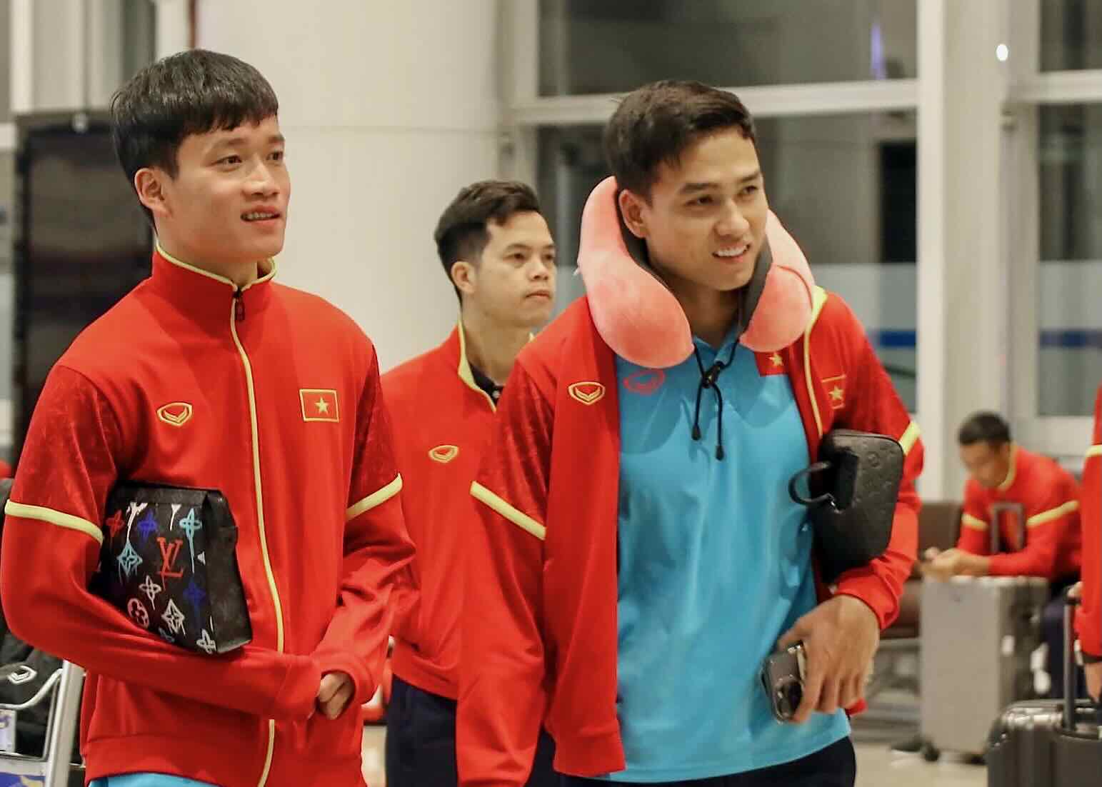 Tuyển Việt Nam đ&atilde; về nước, sẵn s&agrave;ng ngh&ecirc;nh tiếp Iraq - Ảnh 1