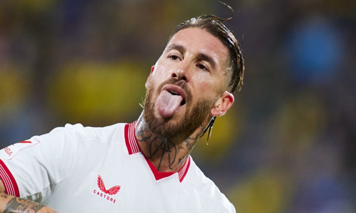 Sự thật việc Sergio Ramos kh&ocirc;ng k&yacute; tặng &aacute;o cho fan Real Madrid - Ảnh 1