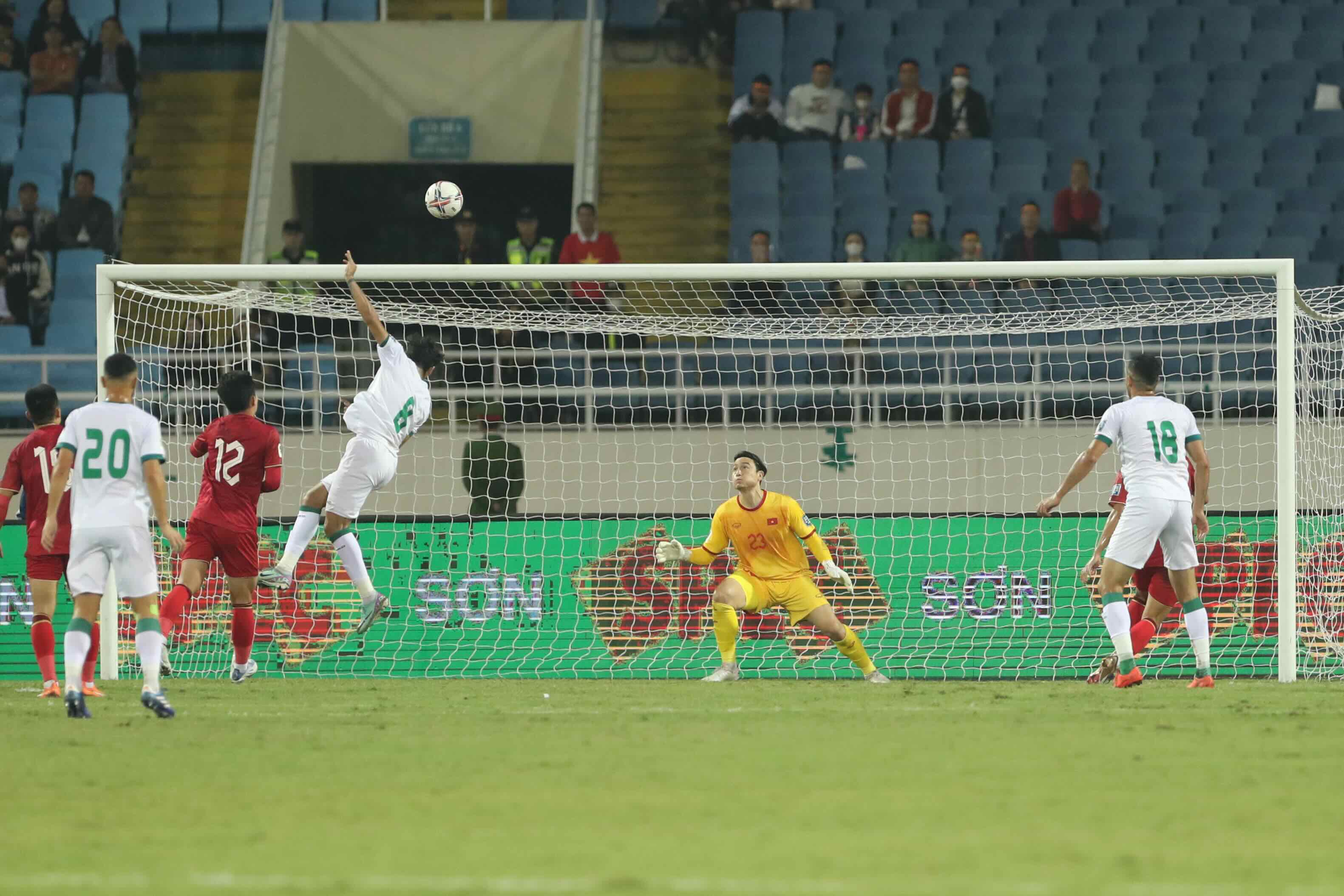 Đặng Văn L&acirc;m: 'Thua Iraq qu&aacute; nghiệt ng&atilde;' - Ảnh 1