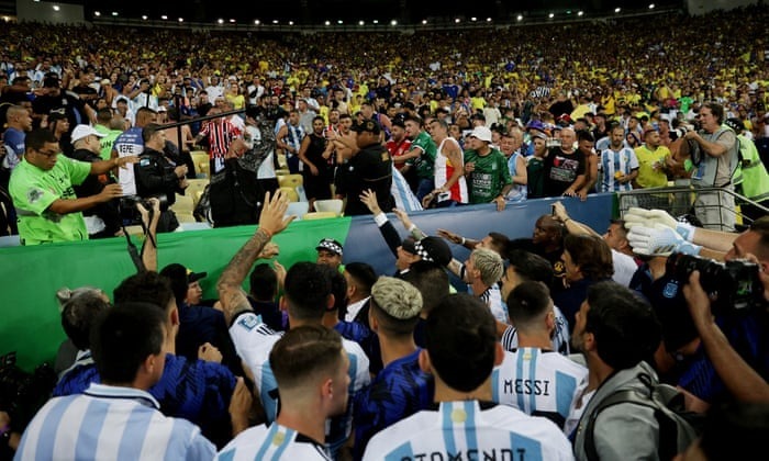 Fan h&acirc;m mộ Brazil v&agrave; Argentina ẩu đả trước trận si&ecirc;u kinh điển Nam Mỹ - Ảnh 1