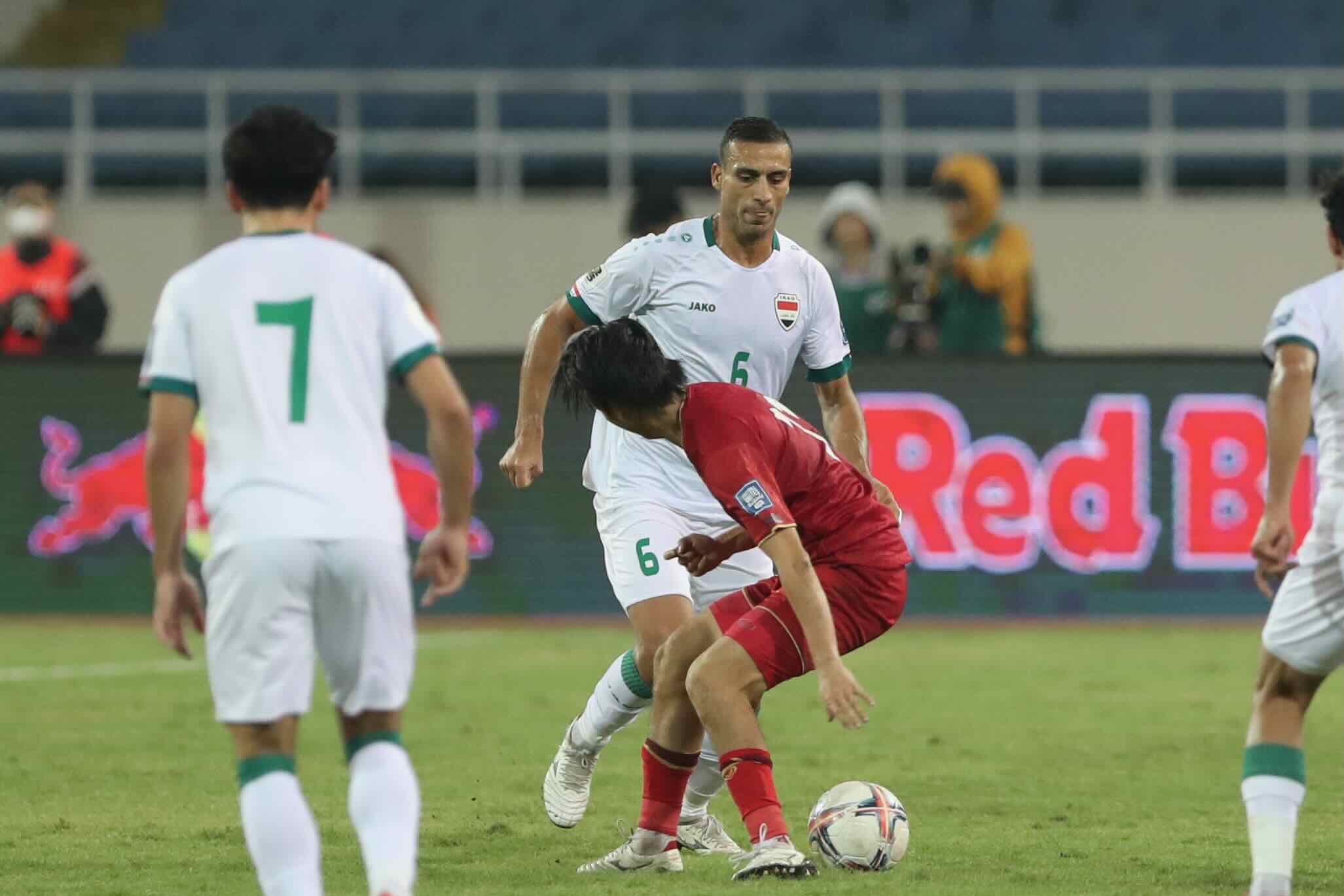 Hậu vệ Iraq sửng sốt v&igrave; tuyển Việt Nam đ&aacute; hay - Ảnh 1