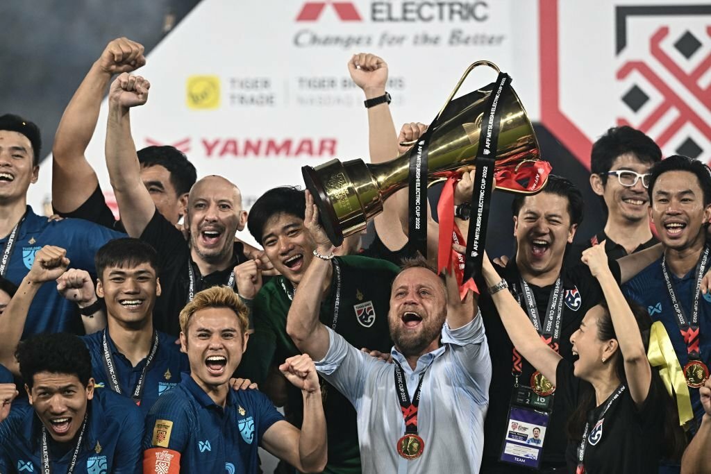 HLV Poking trở lại Việt Nam sau khi bị Th&aacute;i Lan sa thải - Ảnh 1