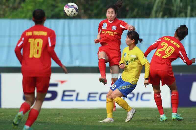 X&uacute;i cầu thủ rời s&acirc;n, HLV đội nữ TP.HCM bị phạt - Ảnh 1