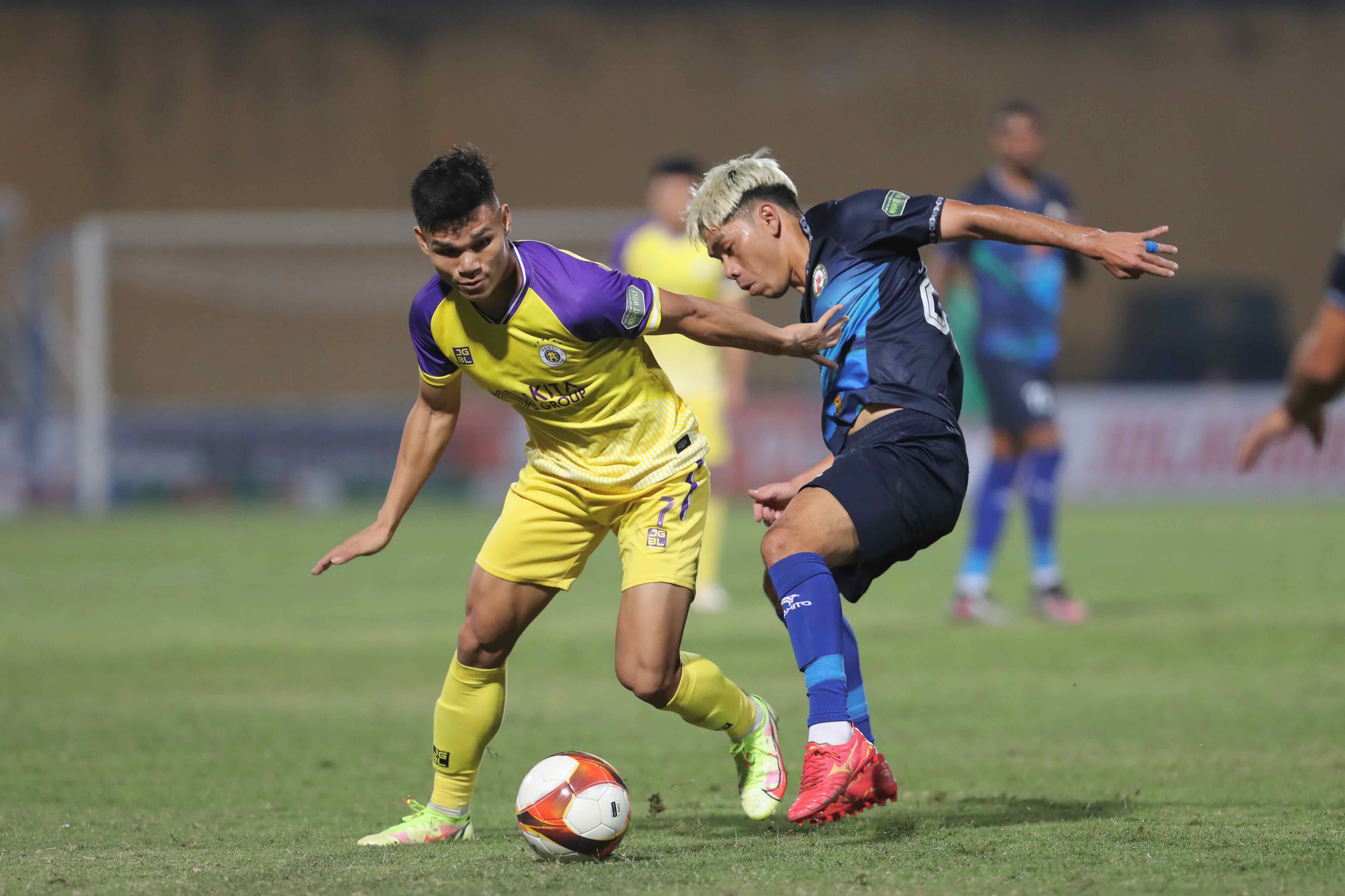 Học tr&ograve; mắc sai lầm trong ng&agrave;y HLV Troussier dự kh&aacute;n - Ảnh 1