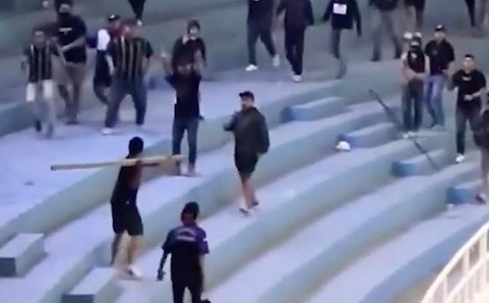 CĐV Indonesia đập ph&aacute;, trộm đồ tại giải v&ocirc; địch quốc gia - Ảnh 1