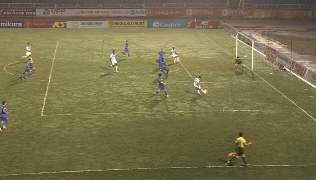 Kỷ luật nặng trọng t&agrave;i từ chối penalty cho SLNA - Ảnh 1