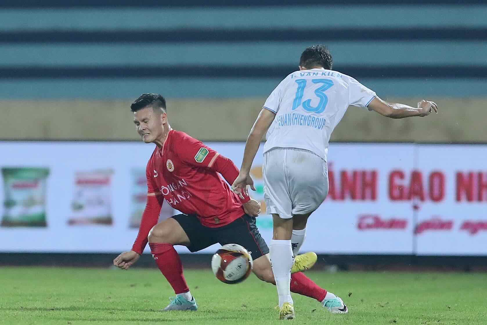 CAHN đ&aacute;nh rơi chiến thắng ở ph&uacute;t 90 trong ng&agrave;y Quang Hải ghi b&agrave;n - Ảnh 1