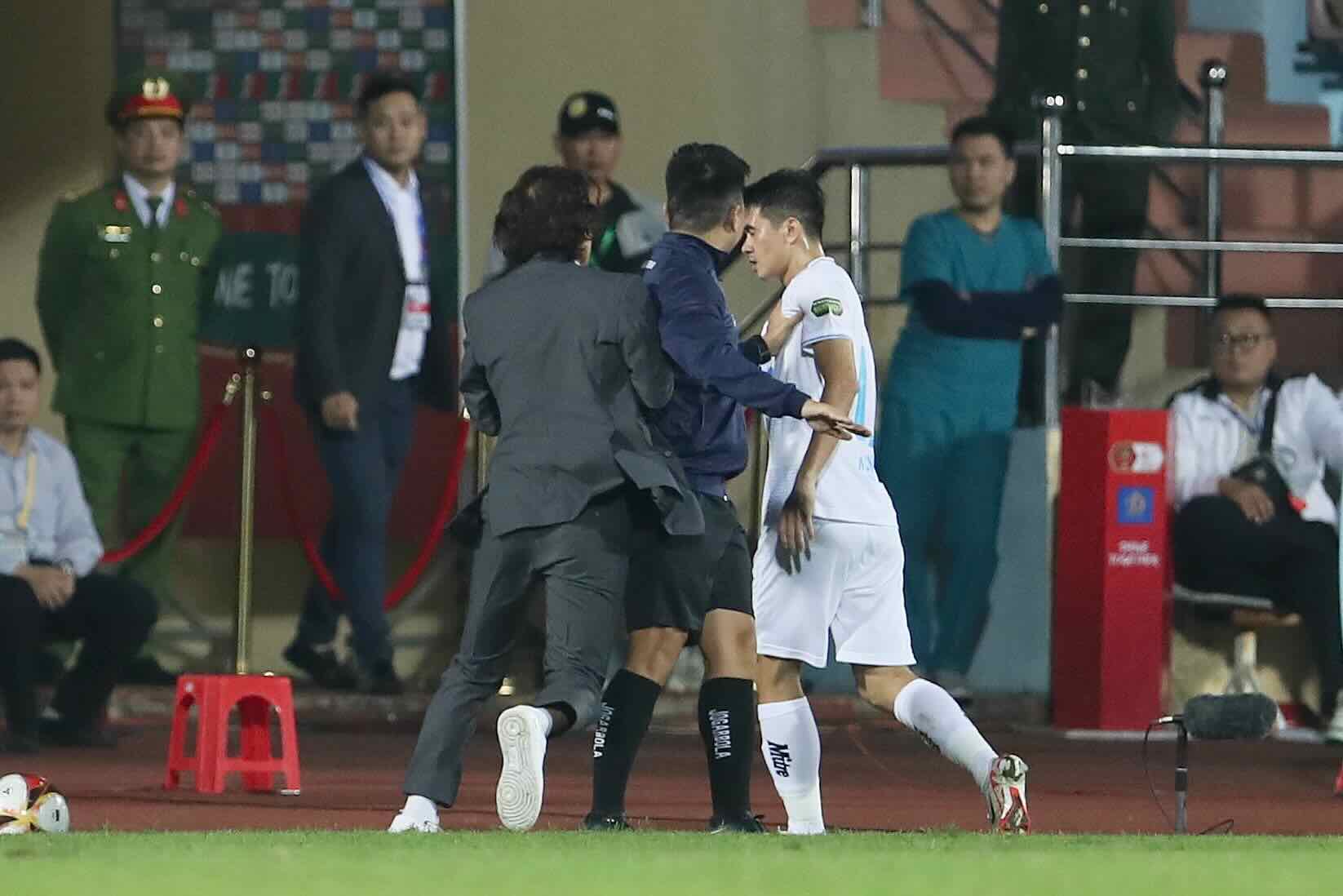 HLV Gong Oh Kyun n&oacute;i điều bất ngờ sau khi tố cầu thủ Nam Định đ&aacute;nh v&agrave;o ngực - Ảnh 1