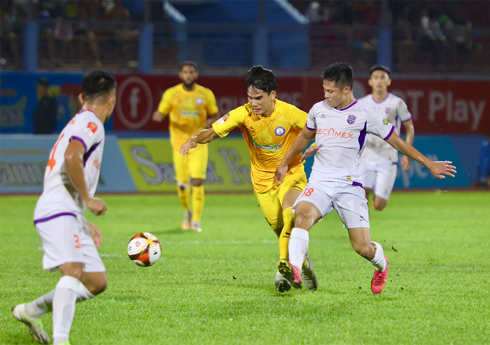 Tiến Linh tỏa s&aacute;ng gi&uacute;p B&igrave;nh Dương thắng Kh&aacute;nh H&ograve;a - Ảnh 1