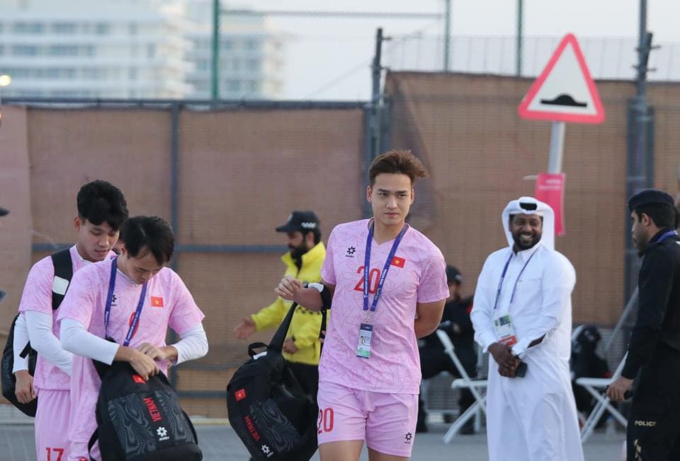 Sau tập riêng, Bùi Hoàng Việt Anh vẫn bỏ ngỏ khả năng ra sân gặp Indonesia - Ảnh 1