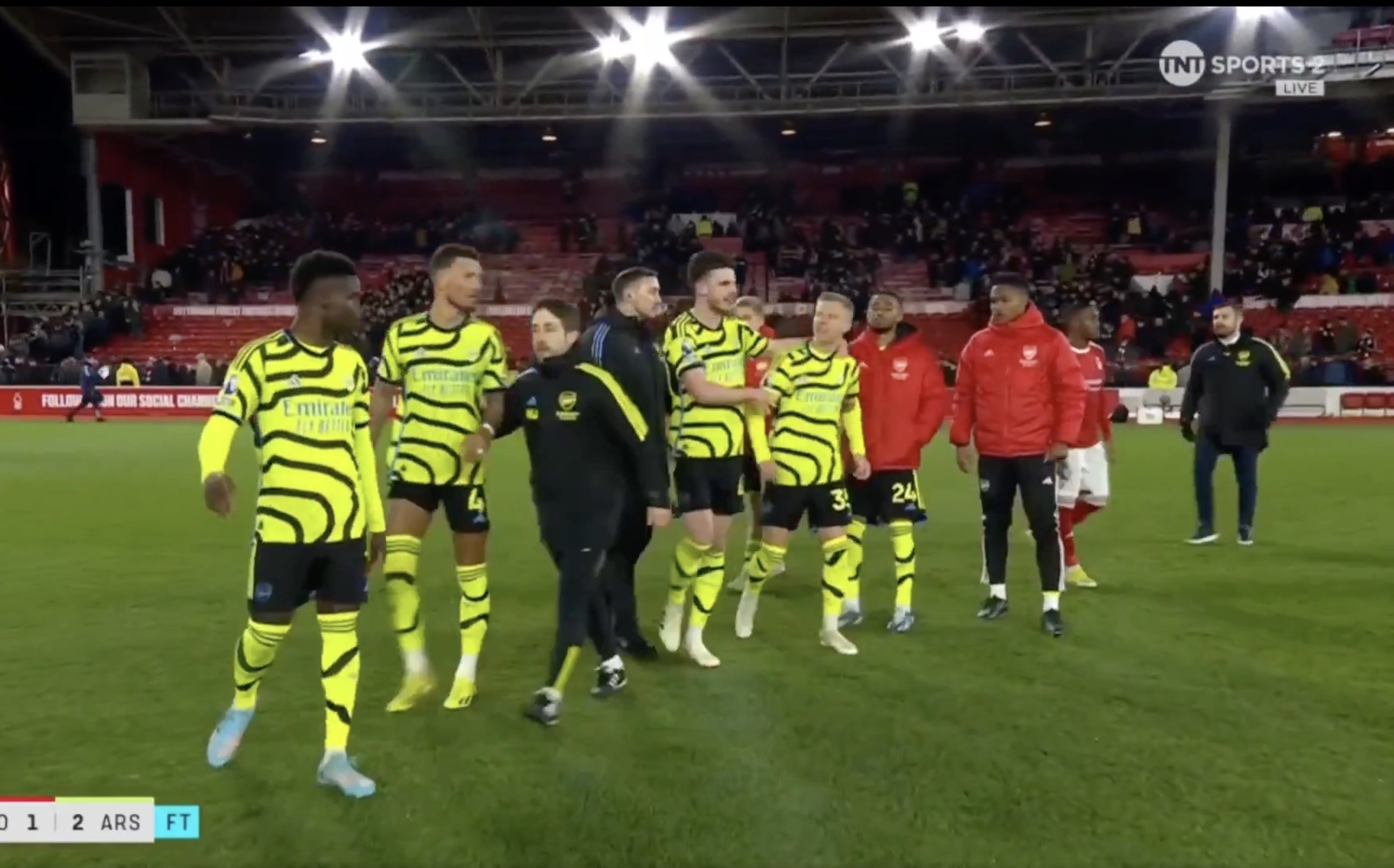 Cặp hậu vệ Arsenal x&ocirc; x&aacute;t ngay trước mặt HLV Arteta - Ảnh 1