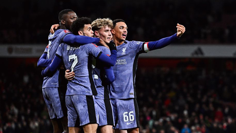 D&ugrave;ng đội h&igrave;nh 'hợp chủng quốc' trước Brentford, Liverpool lập kỷ lục v&ocirc; tiền kho&aacute;ng hậu - Ảnh 2