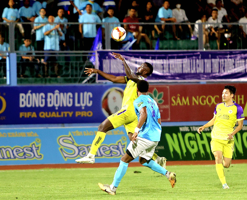 H&agrave; Nội thắng nh&agrave;n Kh&aacute;nh H&ograve;a trong ng&agrave;y ngoại binh chủ chốt trở lại - Ảnh 1