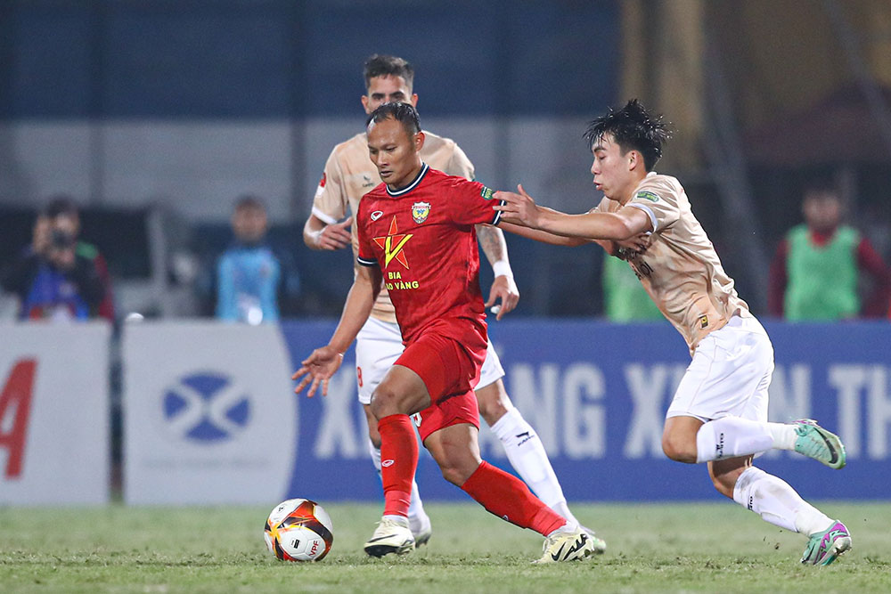 Quang Hải 'vẽ cầu vồng' gi&uacute;p C&ocirc;ng An H&agrave; Nội h&ograve;a kịch t&iacute;nh Hồng Lĩnh H&agrave; Tĩnh - Ảnh 1