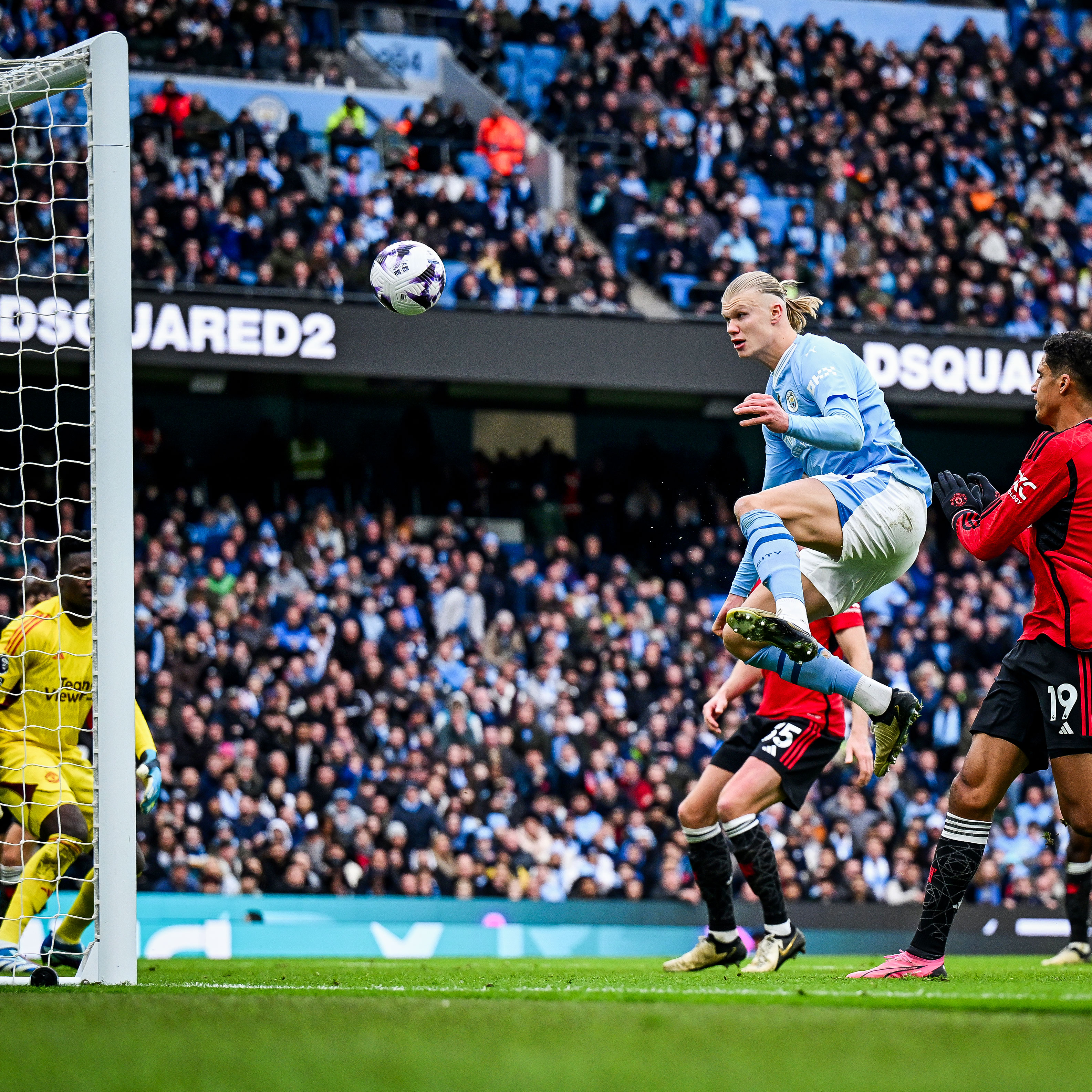 Erling Haaland bỏ lỡ kh&oacute; tin ở cự ly chừng 1m - Ảnh 1