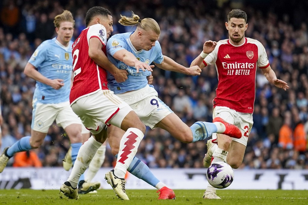 Man City v&agrave; Arsenal chia điểm, cuộc đua v&ocirc; địch Ngoại hạng Anh căng như d&acirc;y đ&agrave;n - Ảnh 1