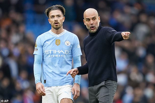 Pep Guardiola &lsquo;nổi đi&ecirc;n&rsquo; với Grealish ngay tr&ecirc;n s&acirc;n - Ảnh 1