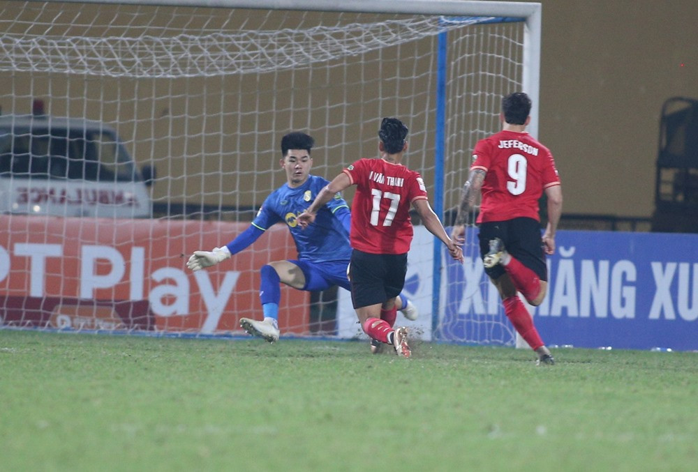 Quang Hải s&uacute;t phạt th&agrave;nh b&agrave;n, C&ocirc;ng an H&agrave; Nội tiến s&aacute;t ng&ocirc;i đầu V-League - Ảnh 1